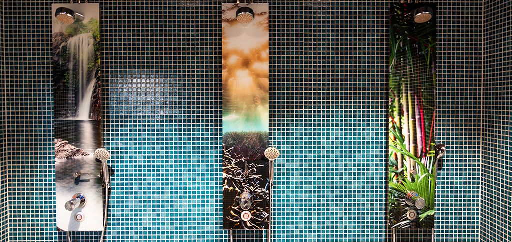 Foto som visar tre duschar på Pepparrotsbadets relaxavdelning.